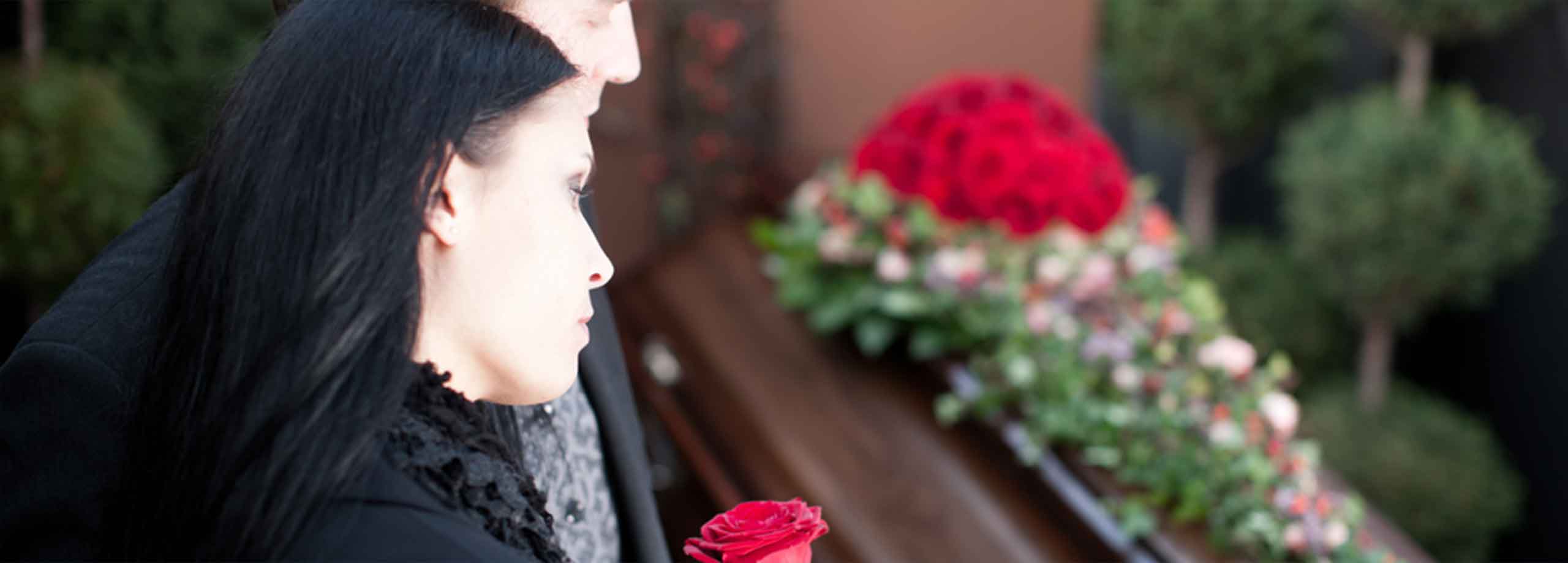 Foto di una cerimonia funebre con ragazzo e ragazza in raccoglimento