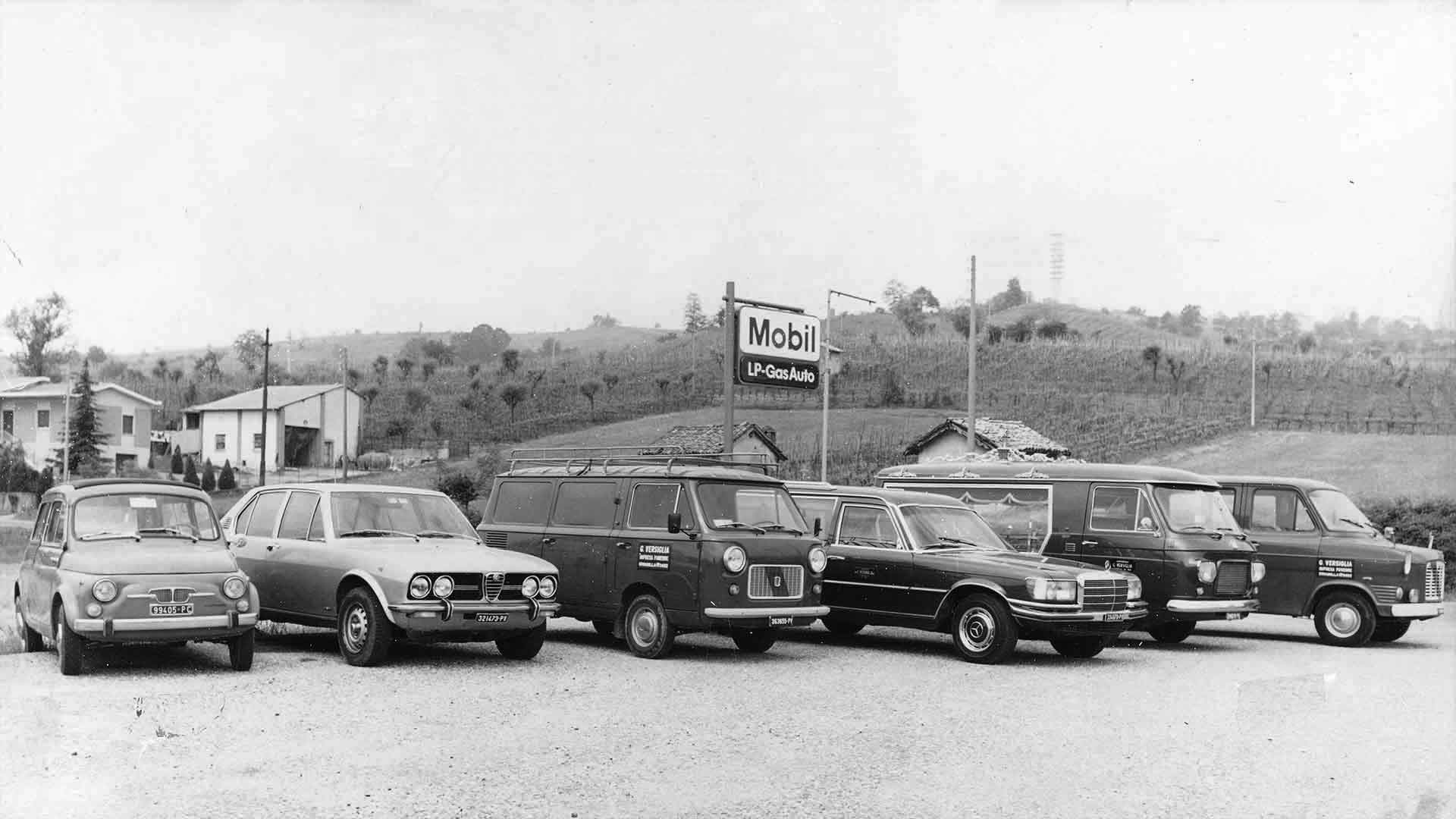 Foto storica degli anni '70 con panoramica del parco carri funebri di Impresa Versiglia