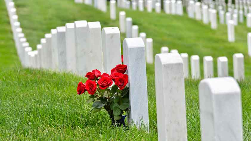 Foto di lapidi in un cimitero