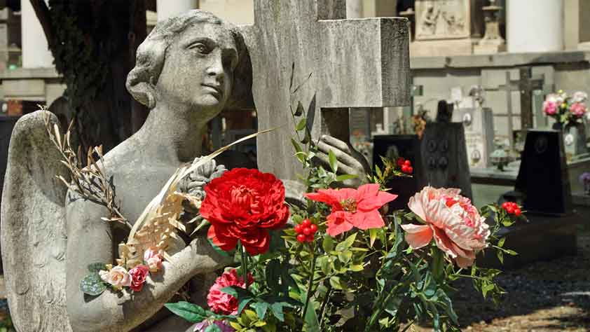 Foto di una statua di angelo in un cimitero