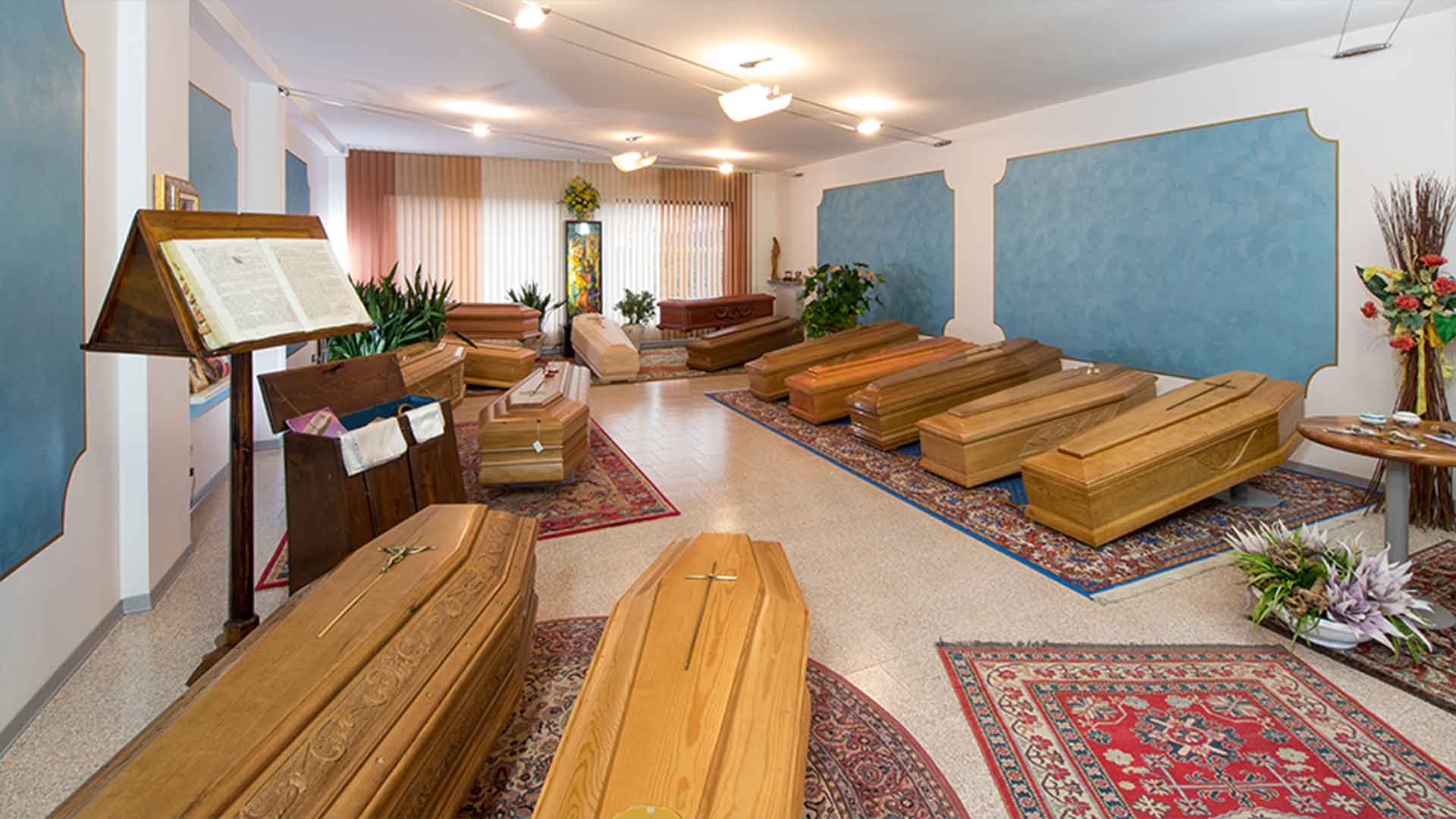Foto dello showroom interno con vasta scelta di sarcofaghi